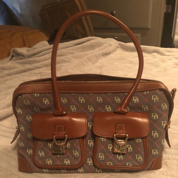 Like new Dooney and Bourke handbag - Picture 2 of 3